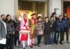 Nella vetrina dell’Urp i fiori di cartapesta per Andrea Raineri