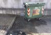 Cassonetto per la plastica completamente carbonizzato in via Fornace Sandri
