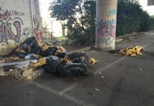 Rifiuti abbandonati sotto al cavalcavia: ancora incivili all’opera