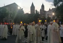 Folla alla processione Aux Flambeaux