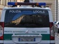 Un “panettone” di cemento in mezzo a corso Palestro: intervengono i vigili urbani