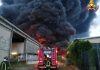 Grave incendio in azienda a Biella, rischio per l’ambiente