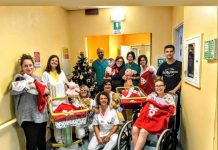 Una copertina rossa in dono ai neonati al Sant’Andrea