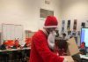 Borgosesia: il sindaco Tiramani travestito da Babbo Natale consegna panettoncini ai bambini della scuola d’infanzia
