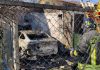 Auto in fiamme rischia di dare fuoco a una casa