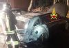 Vettura in fiamme nella notte in via Colombo