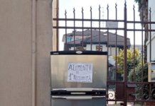 Il frigo in strada del vigile del fuoco con gli alimenti per chi è in difficoltà
