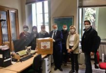 Mascherine ai negozianti che portano i prodotti a casa. E poi una bella donazione dei commercianti cinesi