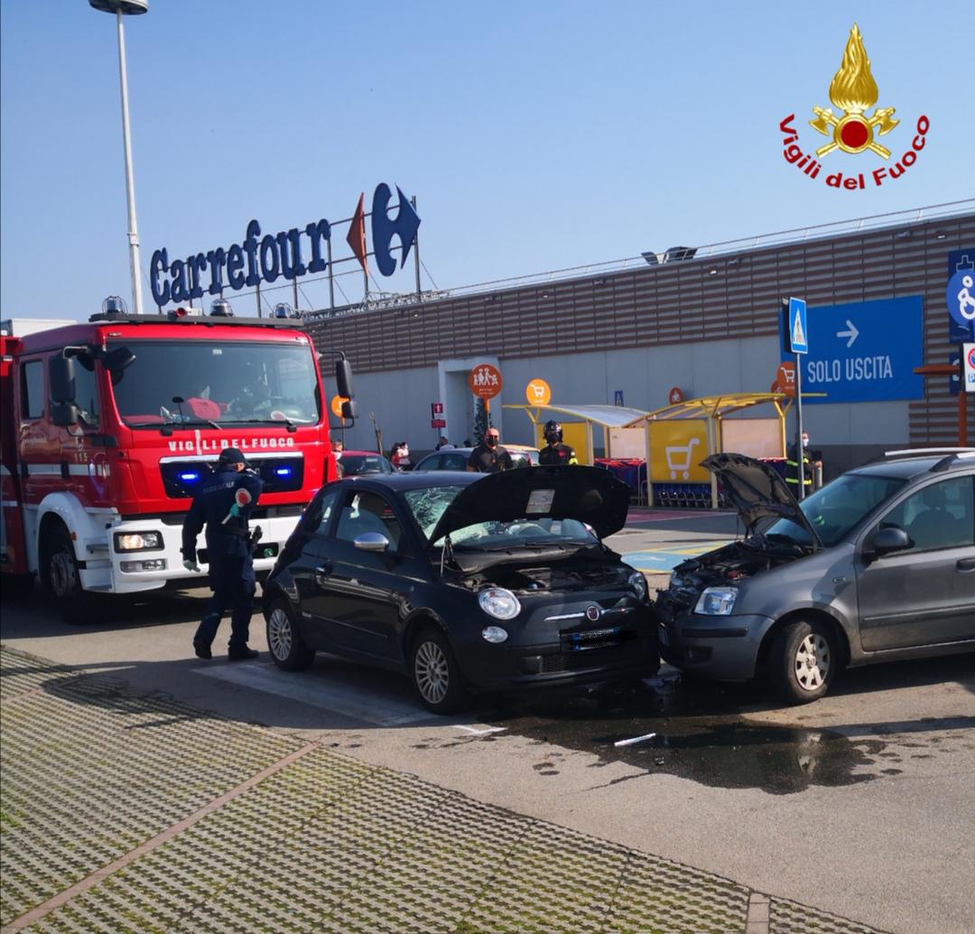 Scontro tra auto a Vercelli, un ferito