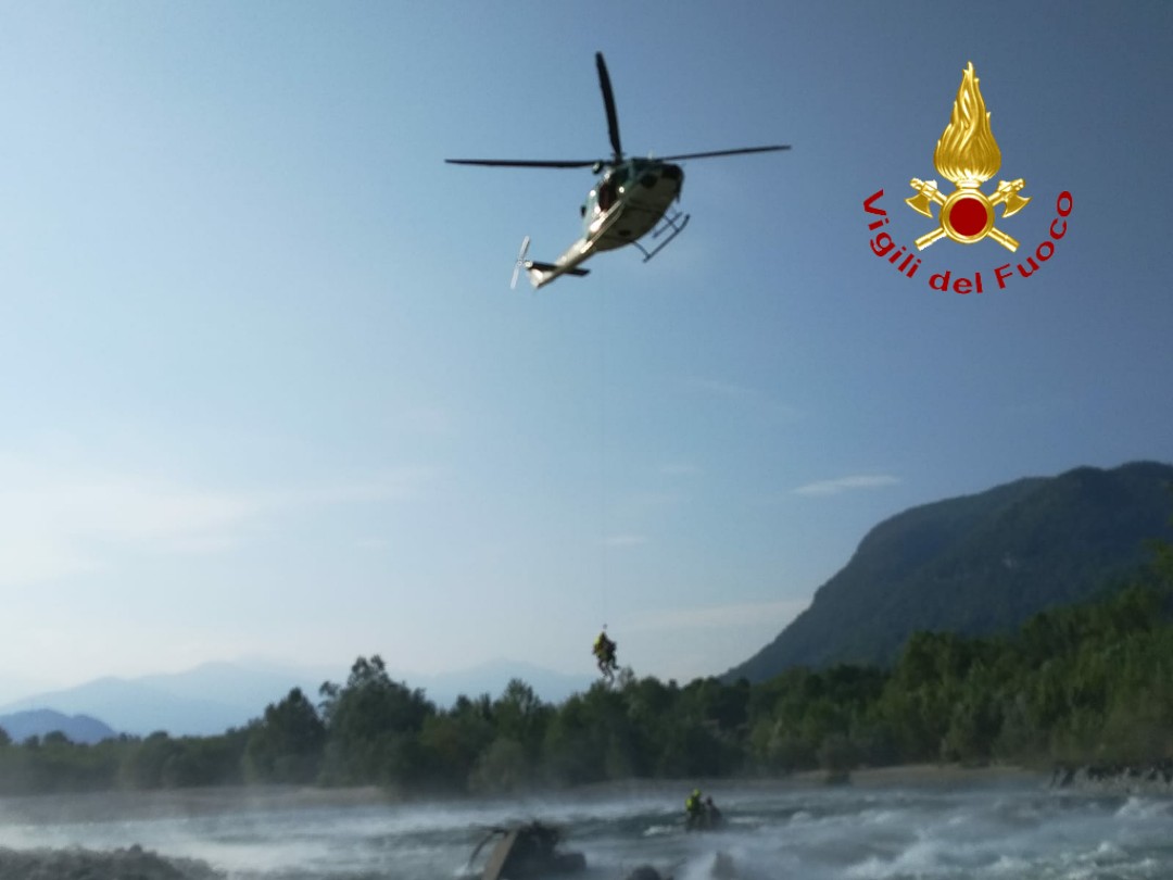 Fanno il bagno nel fiume Sesia e vengono trascinati via dalla corrente: Vigili del Fuoco salvano due ragazzi – video