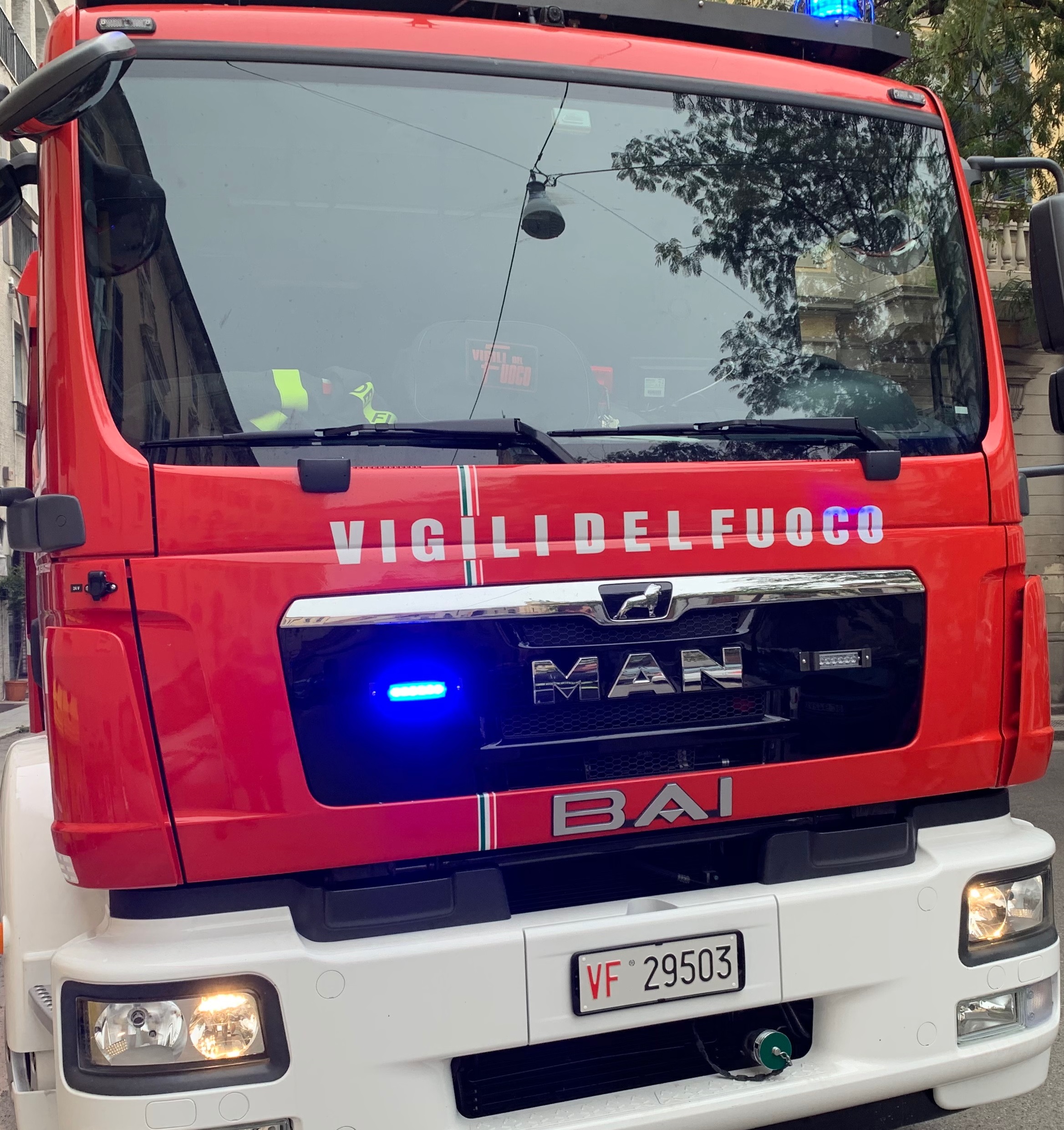 Arborio: camion si ribalta e schiaccia una vettura, morto un 38enne