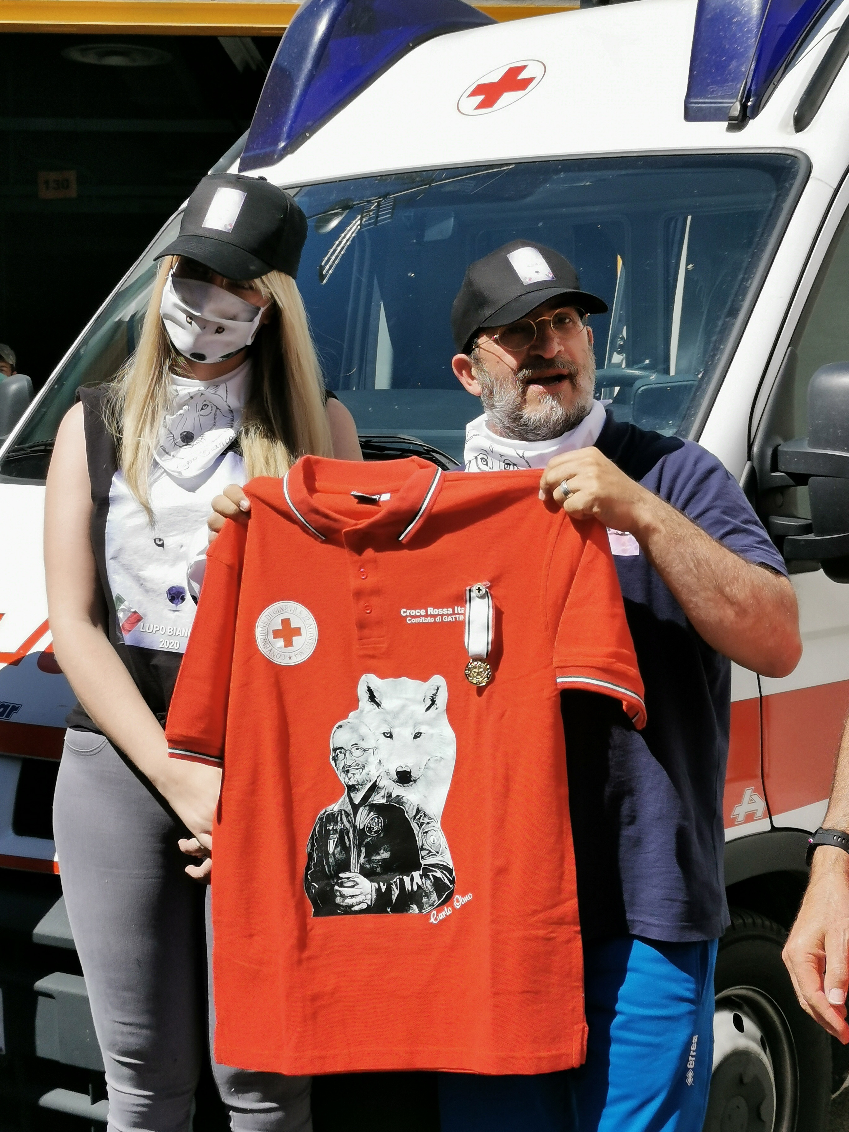 Una maglia della Cri personalizzata col Lupo Bianco: il “grazie” di Gattinara a Olmo