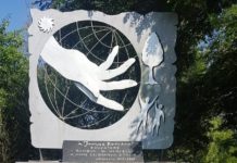 Il monumento a Janusz Korczak deturpato con alcune scritte. L’associazione omonima: “Chi lo ha fatto vada a ripulire”
