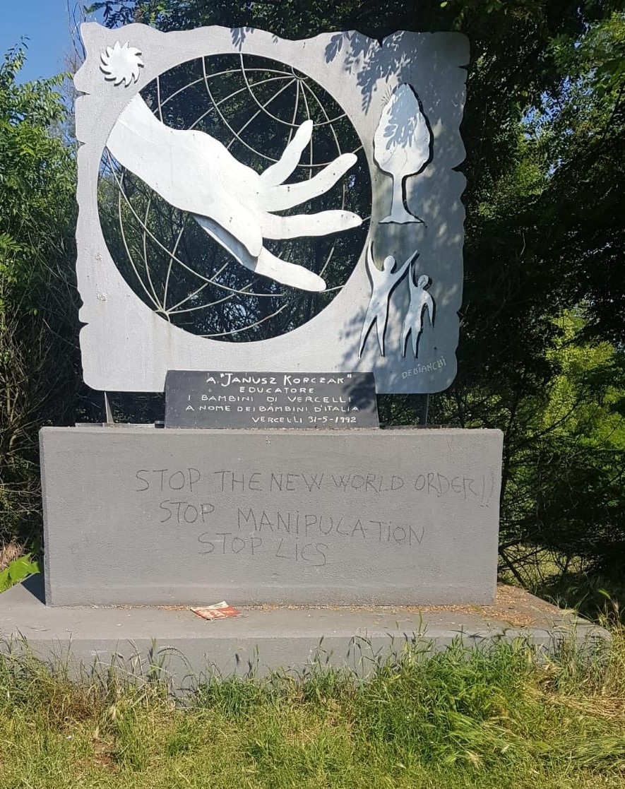 Il monumento a Janusz Korczak deturpato con alcune scritte. L’associazione omonima: “Chi lo ha fatto vada a ripulire”