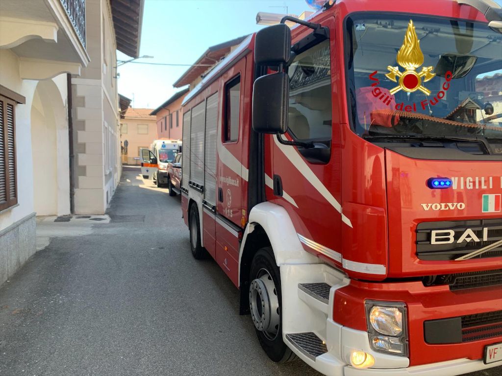 Tronzano: non lo vedono da giorni, salvato dai vigili del fuoco che entrano in casa