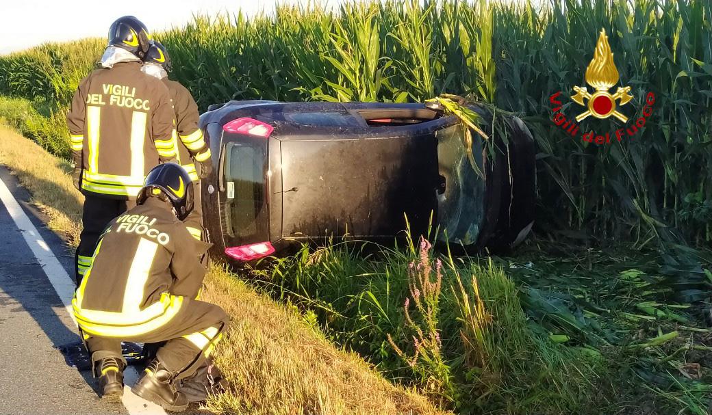 Fuori strada con l’auto intervengono i Vigili del Fuoco