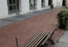 Non solo fracassoni, ma anche vandali: distrutta panchina in piazza dei Pesci