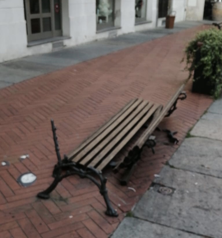 Non solo fracassoni, ma anche vandali: distrutta panchina in piazza dei Pesci