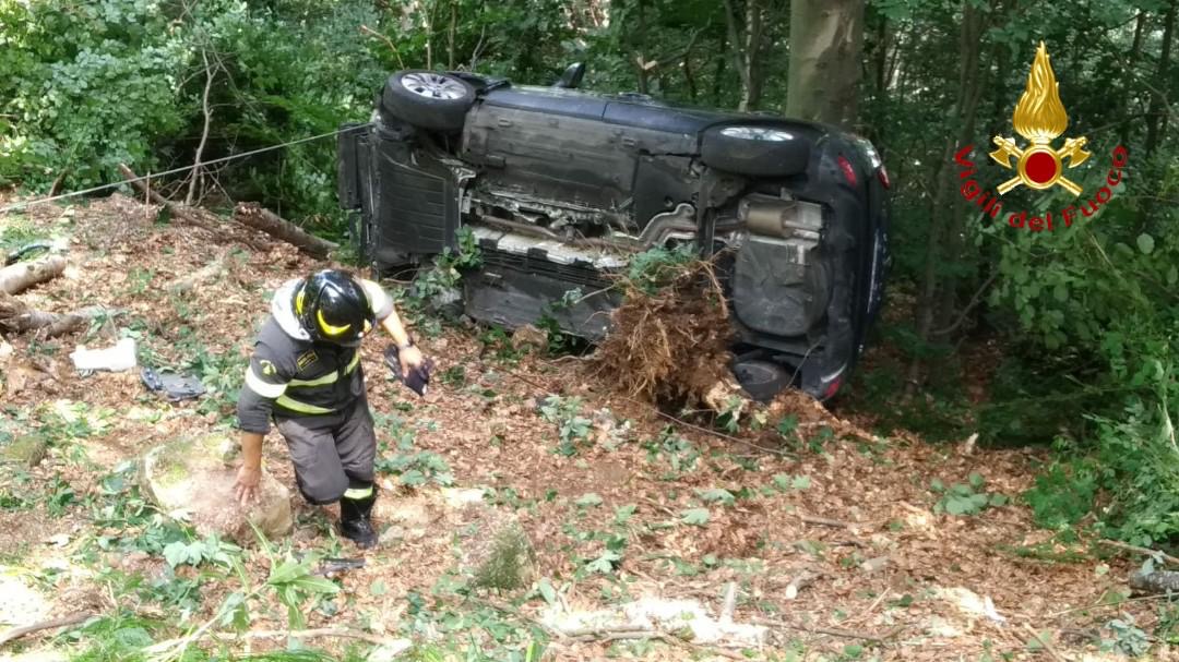 Scopello: auto precipita per 40 metri in una scarpata, fermata da un albero