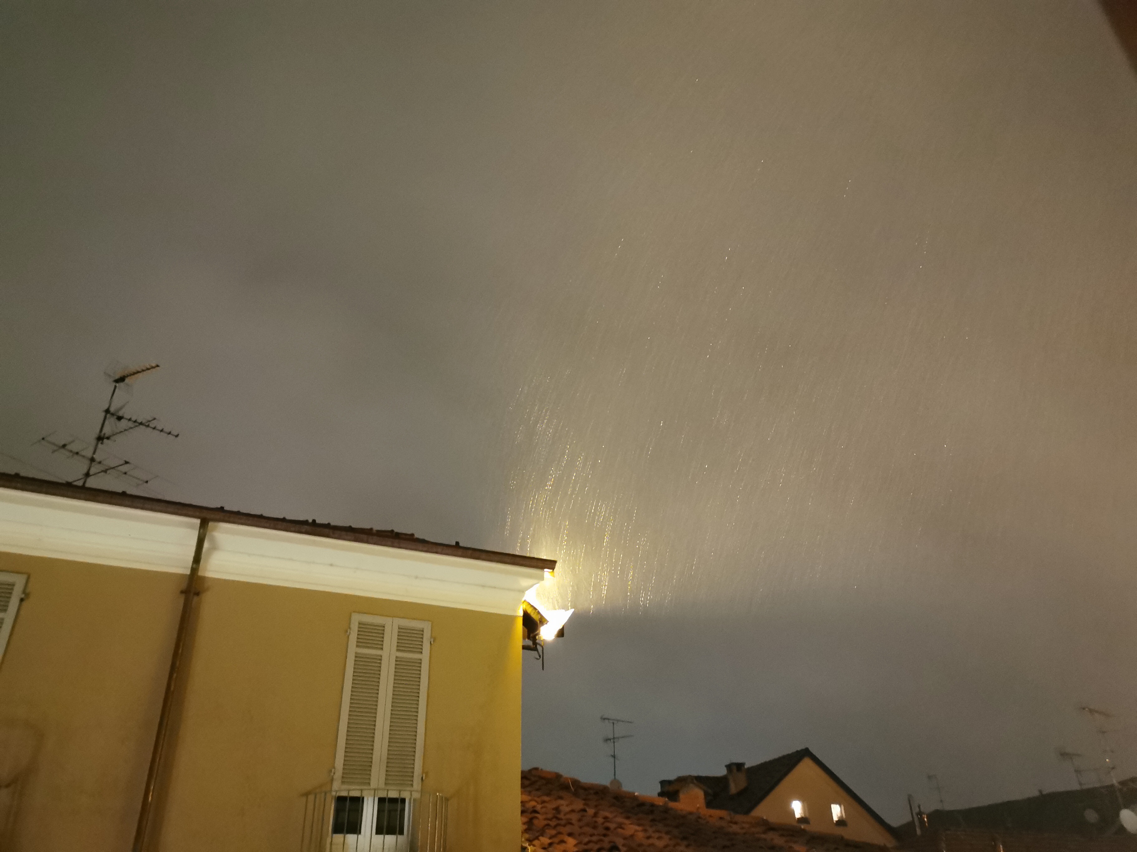 Blackout in varie parti della città per corti circuiti in centraline causati da pioggia e stravento