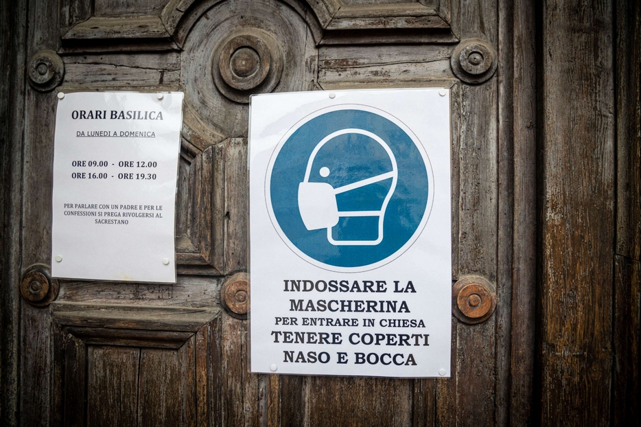 Lettera da un cattolico praticante: “Le Sante Messe in presenza vanno sospese”
