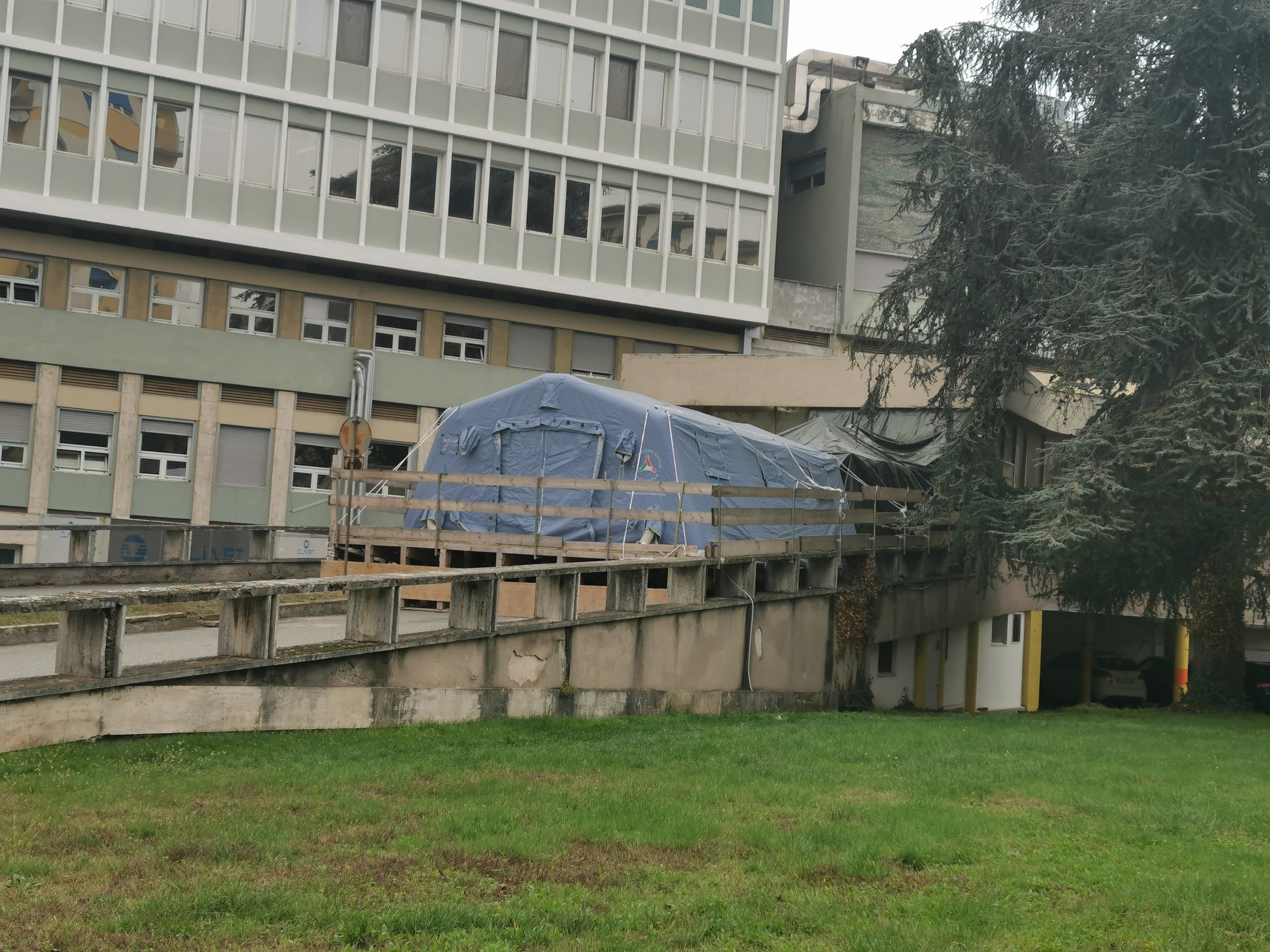 Anche la Neurologia ha ceduto 22 posti letto ai malati di Covid. Ma l’Ospedale tiene