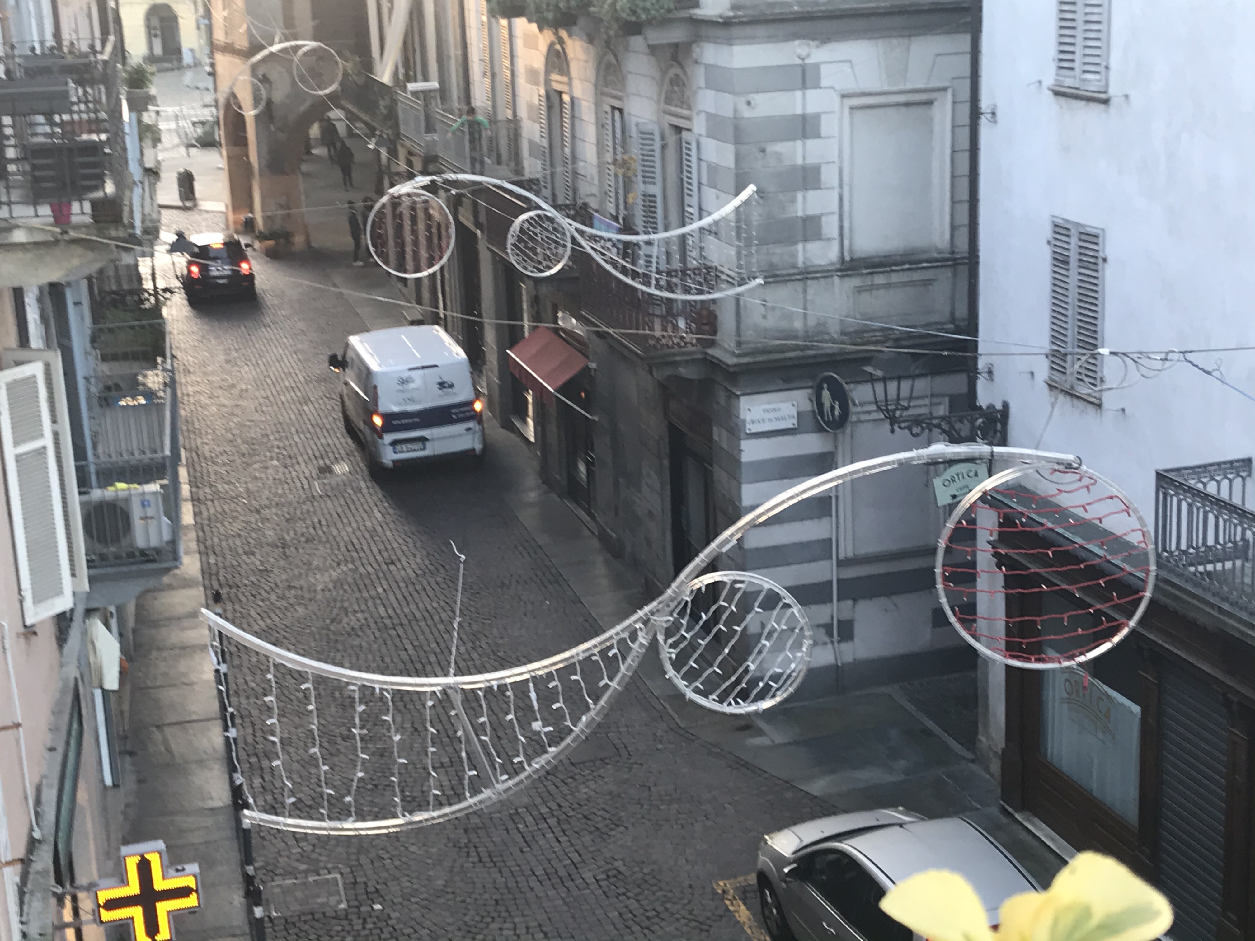 DIVERGENZE – Luminarie: facciamo nostre le parole della prof di chitarra Laura Mancini