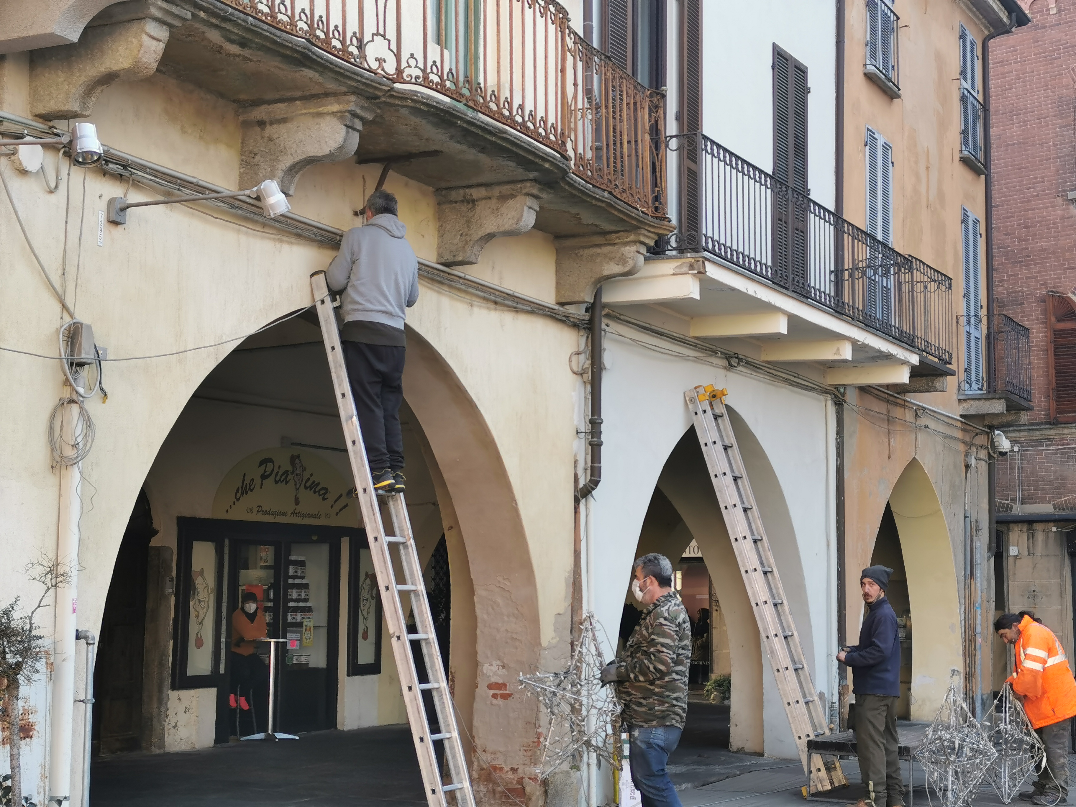 Negozianti, Comune, Asm e sponsor privati uniti per il Natale anche con il Covid