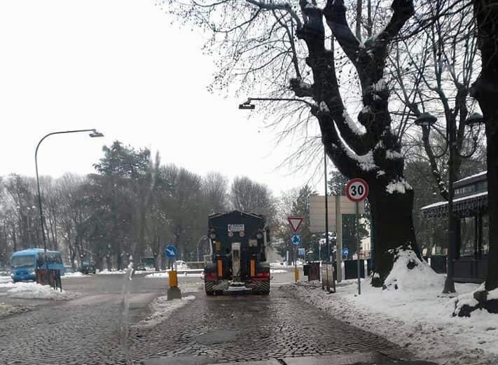 Prosegue la battaglia contro il gelo di Comune e Asm: mezzi di nuovo in azione dalle 20 alle 23 e dalle 6 alle 12