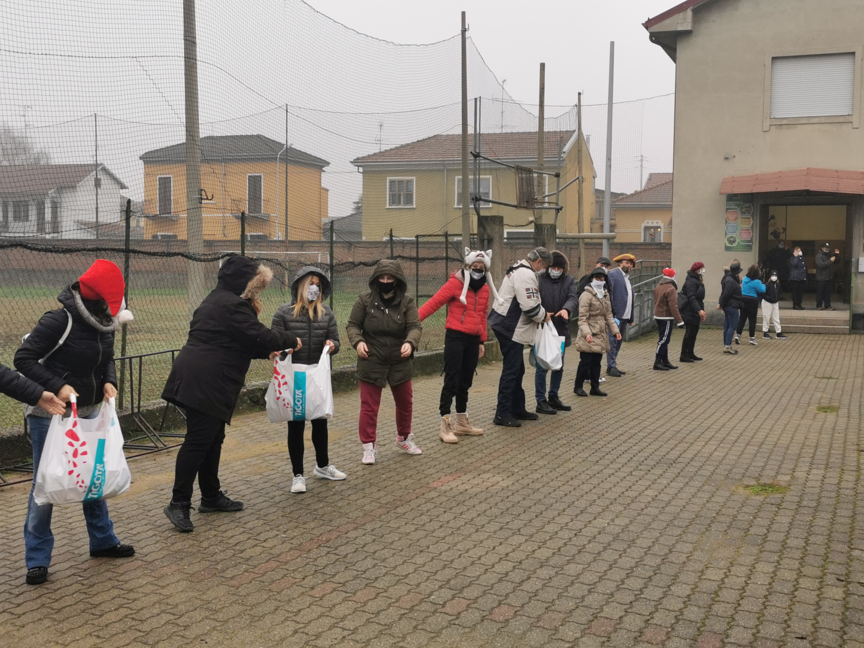 Charity Tour 7: inondati di borse alimentari, panettoni e giocattoli i rioni periferici vercellesi