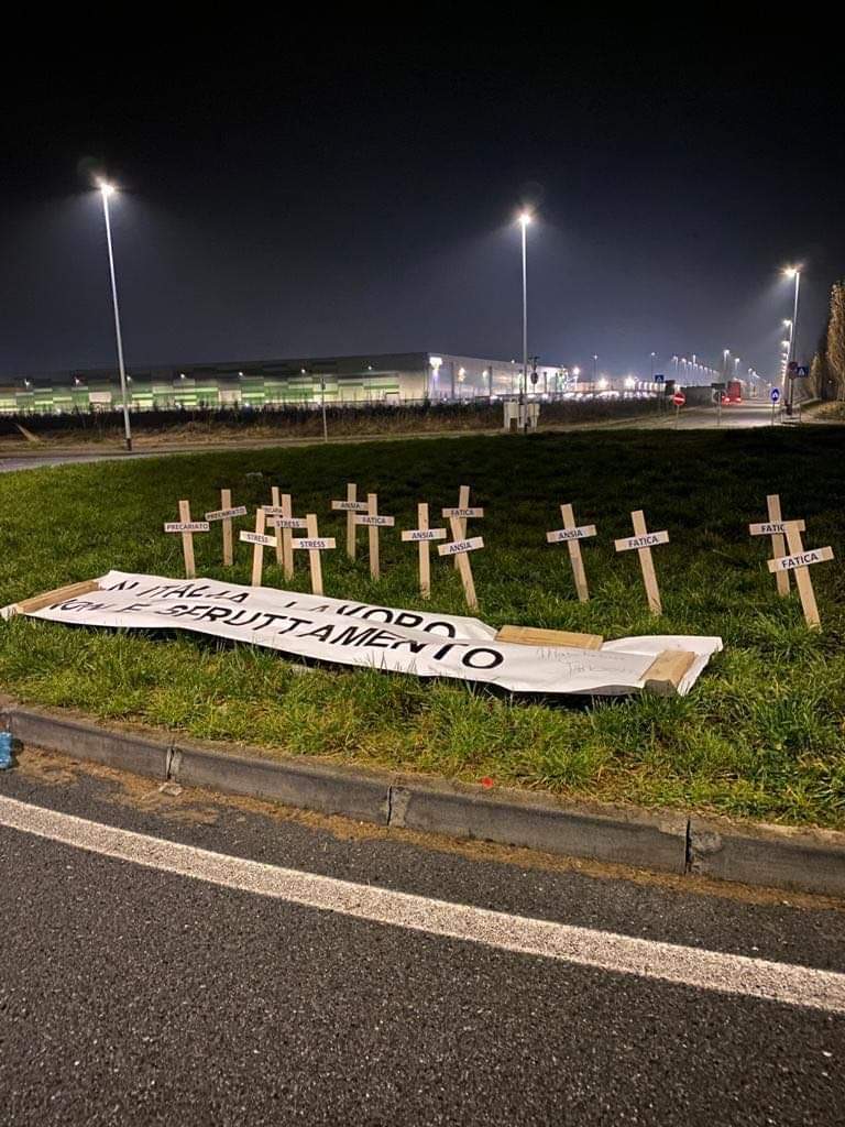 Croci spuntano nella notte davanti ad Amazon Vercelli e Torrazza Piemonte