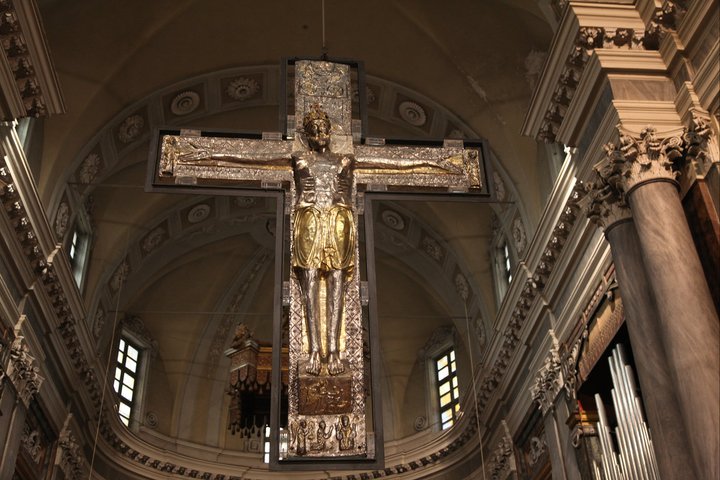 Qualche nota sul Crocifisso ottoniano del Duomo di Vercelli