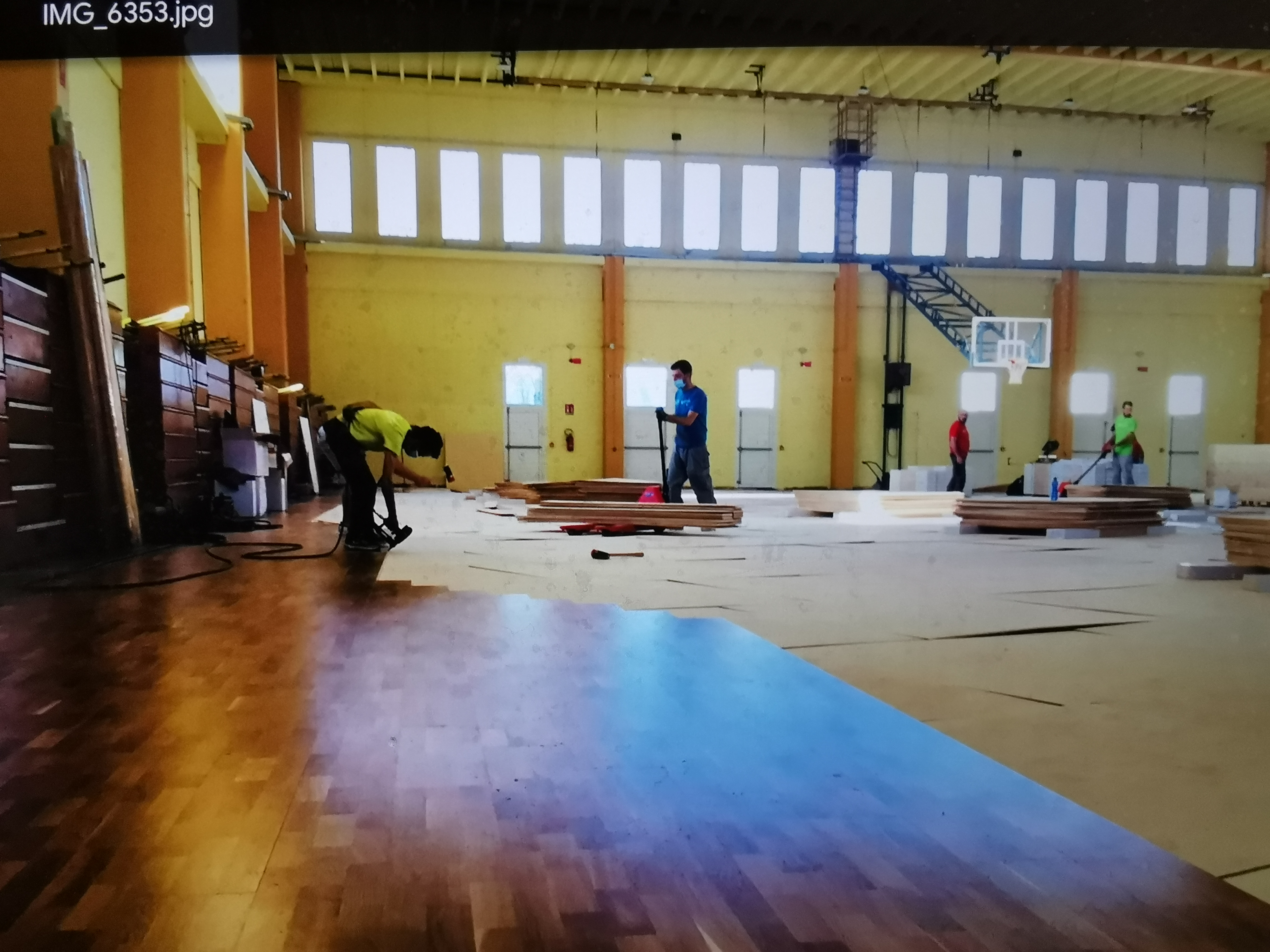 Si sta posando il nuovo parquet al PalaPiacco: Covid permettendo, imminente la ripresa delle attività sportive