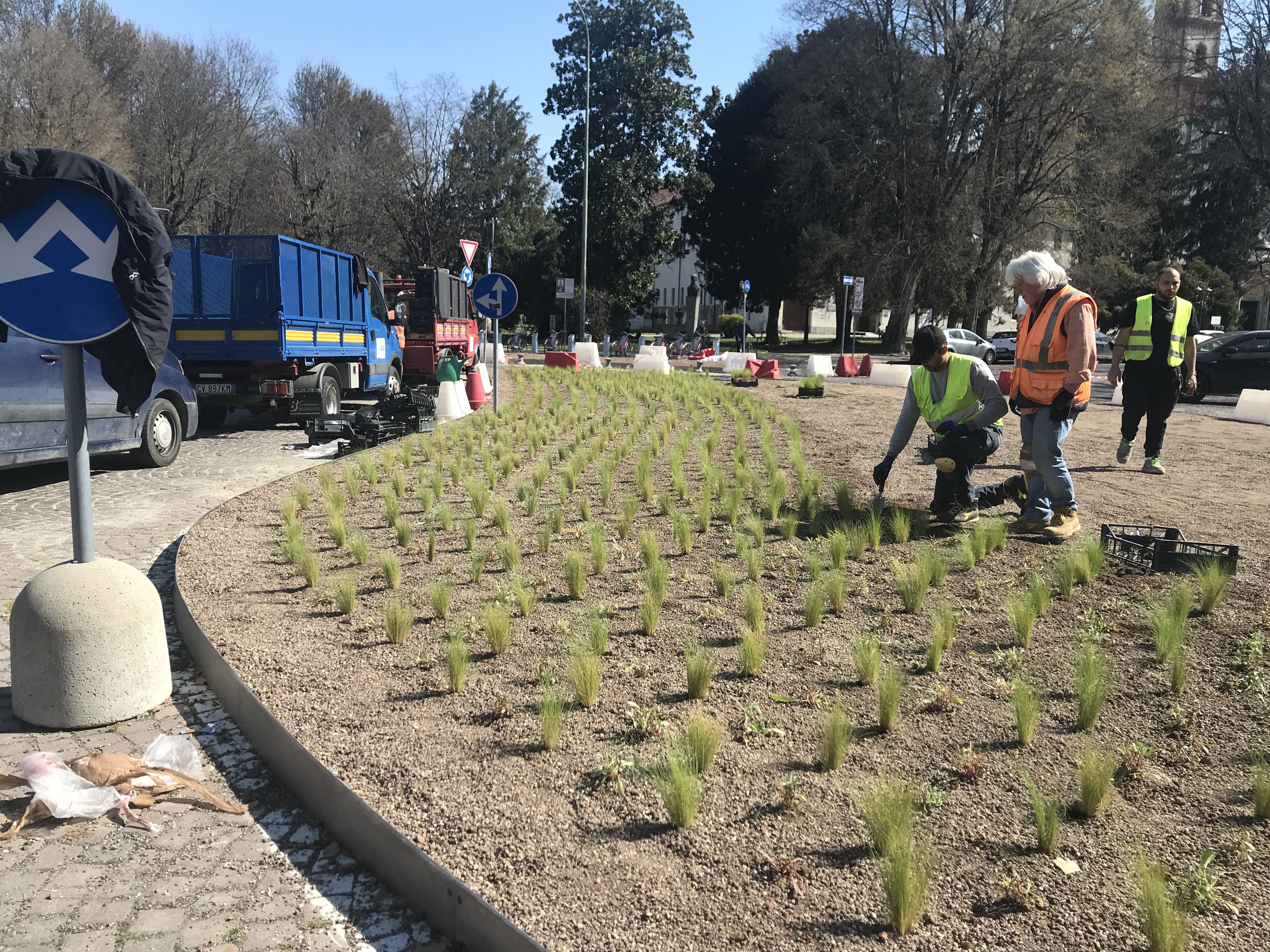 Piazza Roma, senza più i funghetti, diventa “green”. Ma il Pd già interroga