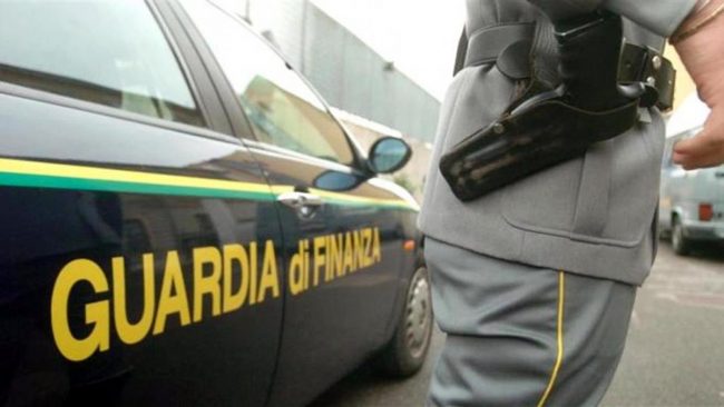 Il Comandante della Guardia di Finanza di Vercelli e il suo autista agli arresti domiciliari