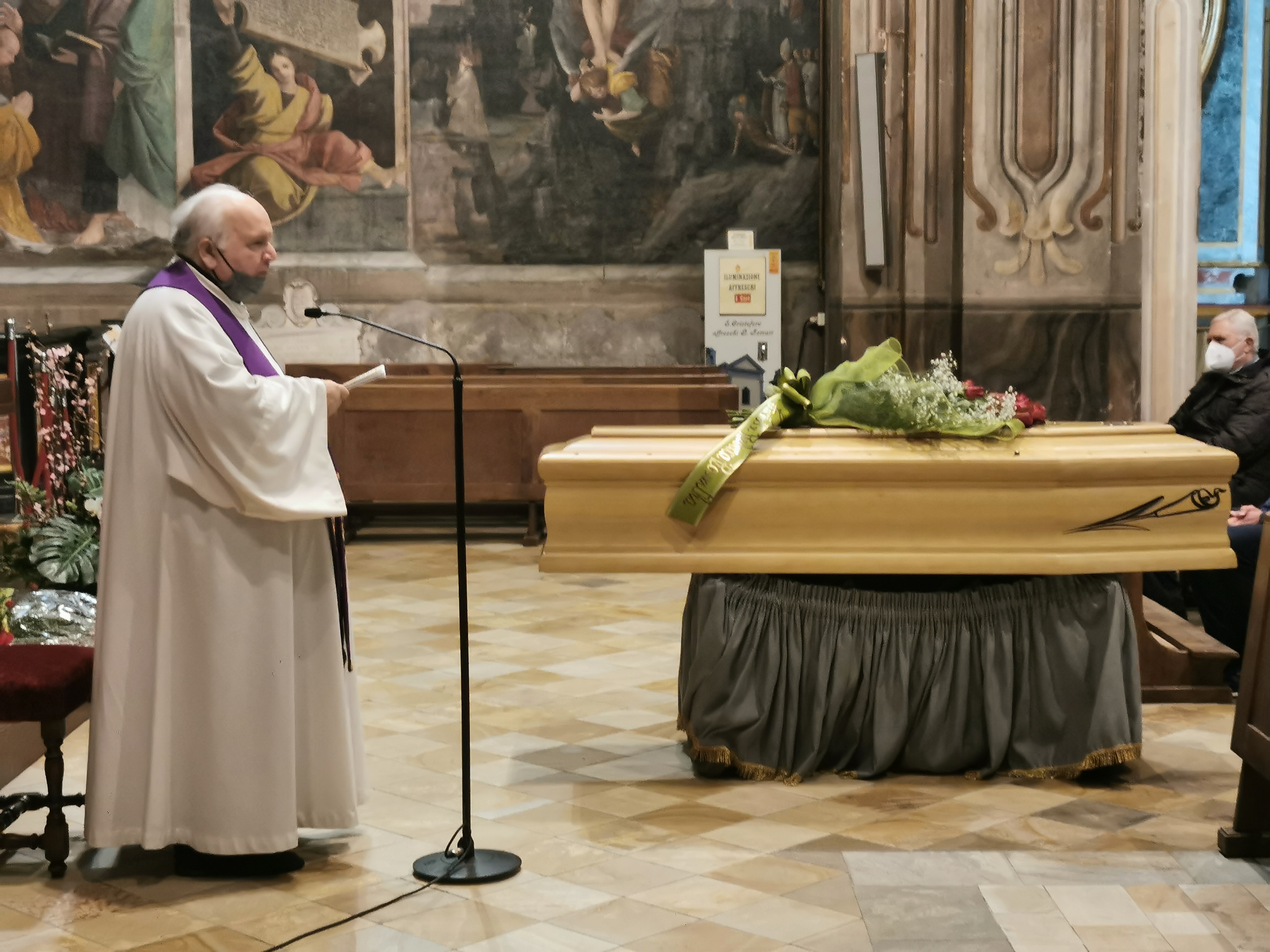 Monsignor Salvini davanti al feretro di Melotti: “Massimo, lì dove ora sei il bello regna”