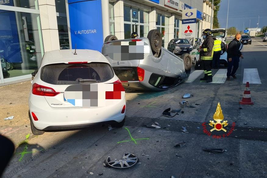 Incidente in via Manzone: una vettura si è ribaltata