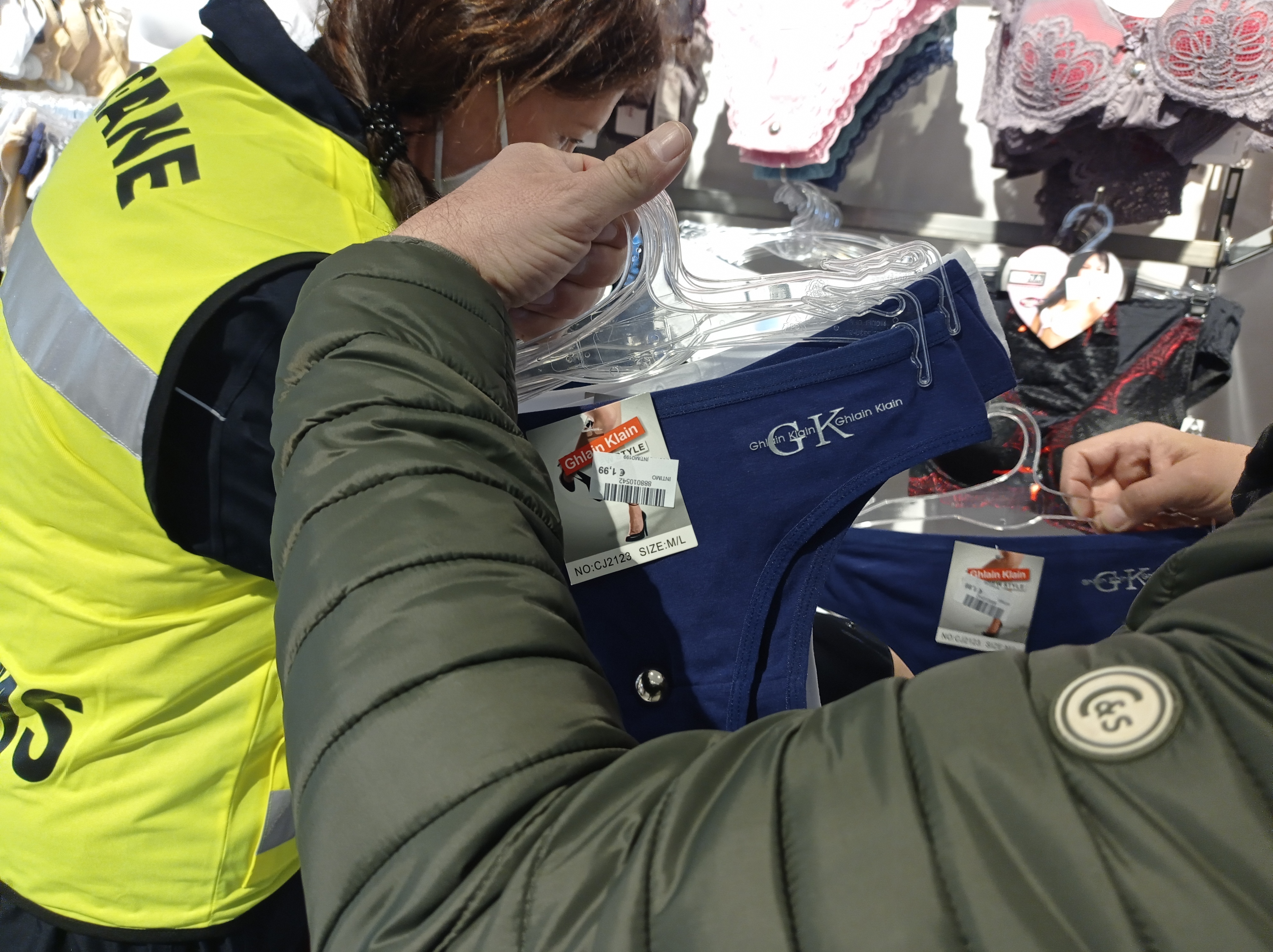 Capi contraffatti che ricordano Calvin Klein: sequestri e denunce dell’agenzia delle Dogane nel vercellese e in Liguria