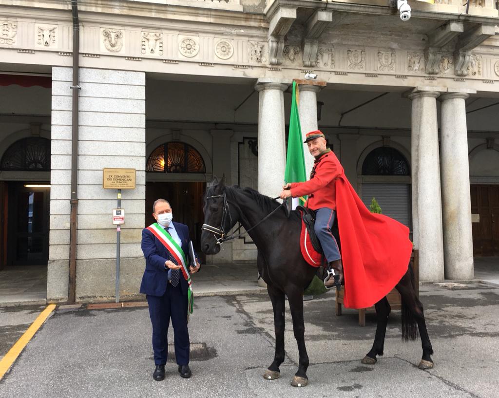 “Garibaldino” a cavallo sulla via Francigena accolto dal sindaco Corsaro