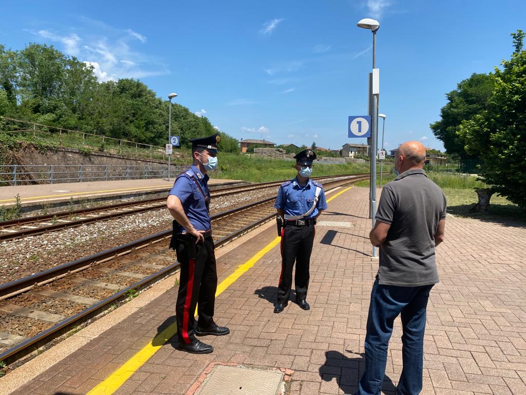 Fuma sul treno su cui è salito senza biglietto, poi minaccia il capotreno che lo ferma