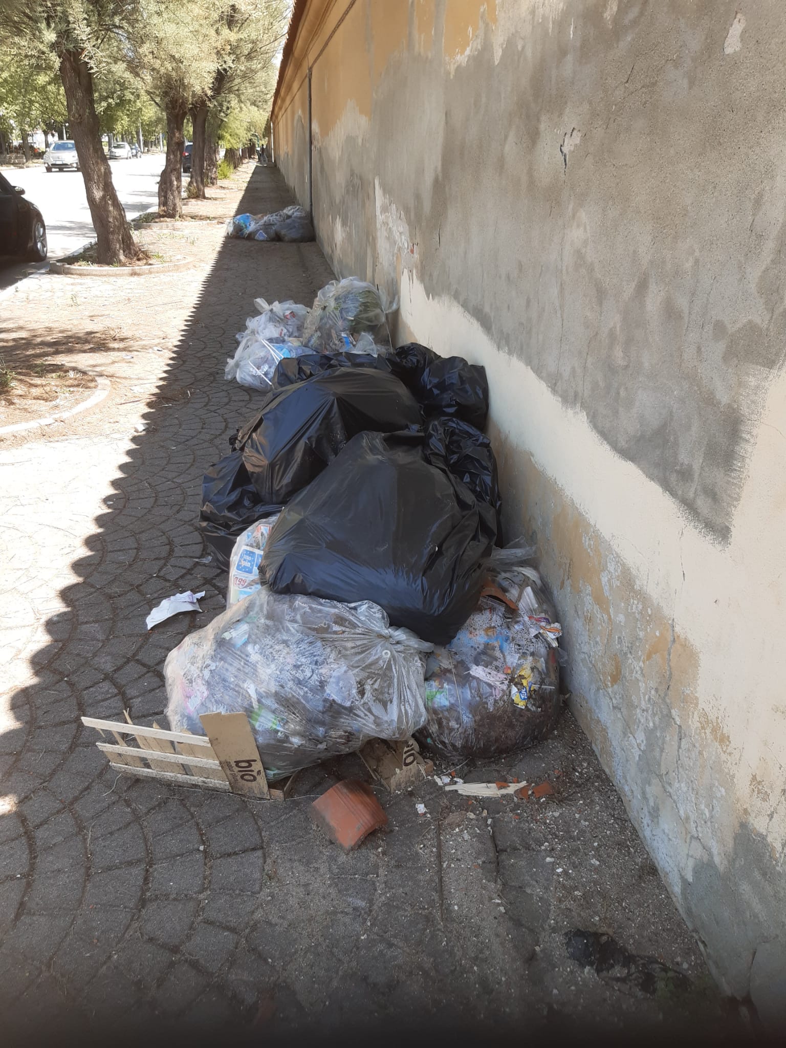 Vergogna: il muro di cinta del cimitero stabilmente trasformato in discarica