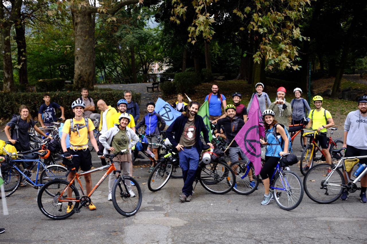 Tappa a Trino della carovana di ciclisti “Extinction Rebellion” che raggiungeranno Milano manifestando per chiedere di agire contro i cambiamenti climatici