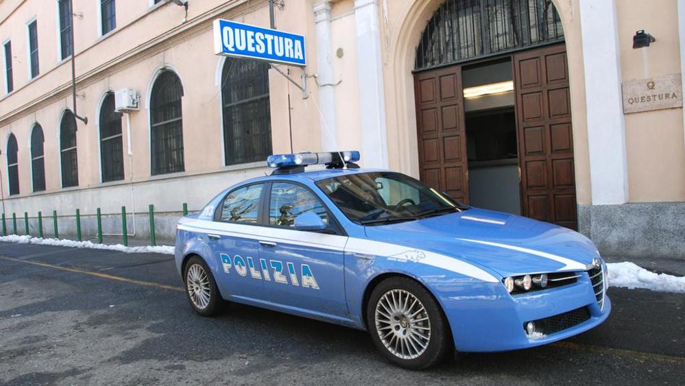 Mostra il green pass di un conoscente per entrare in sala giochi: denunciato