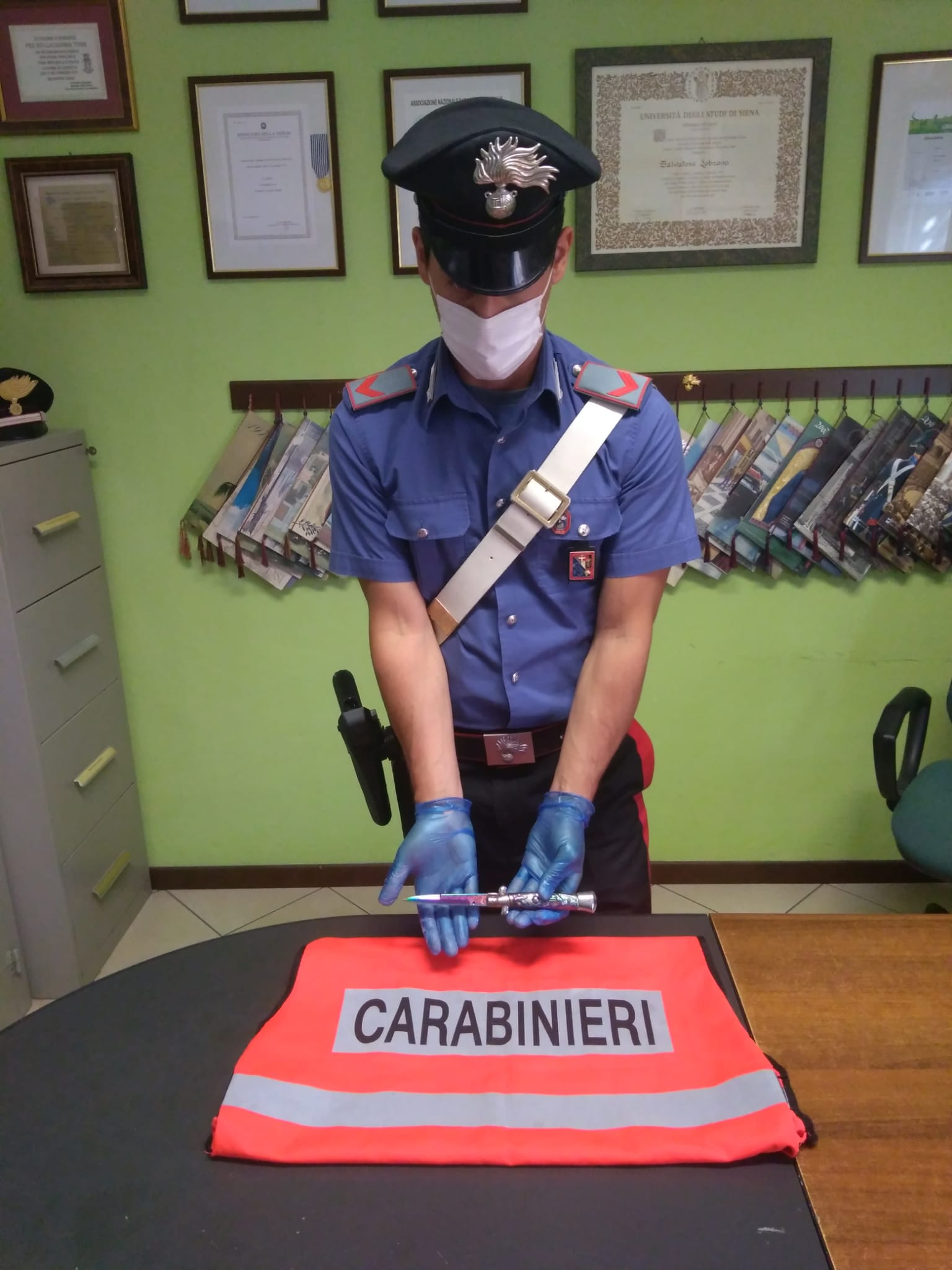 Dramma a Santhià: figlio 27enne accoltella alla gola il padre dopo una lite per un rimprovero