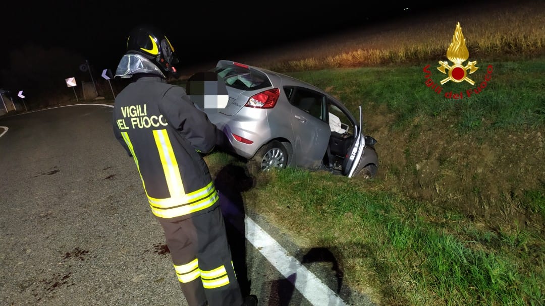 Buronzo: auto finisce in un canale all’alba