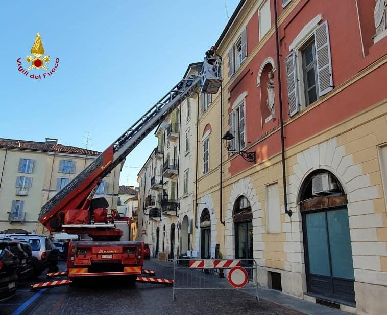 Vigili del fuoco in piazza Massimo D’Azeglio per un’antenna pericolante