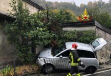 Varallo: auto perde il controllo e finisce contro un muro