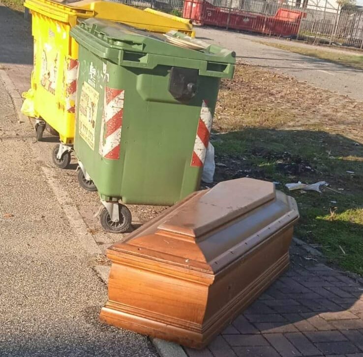 Una bara abbandonata in via Trento accanto ai cassonetti dei rifiuti