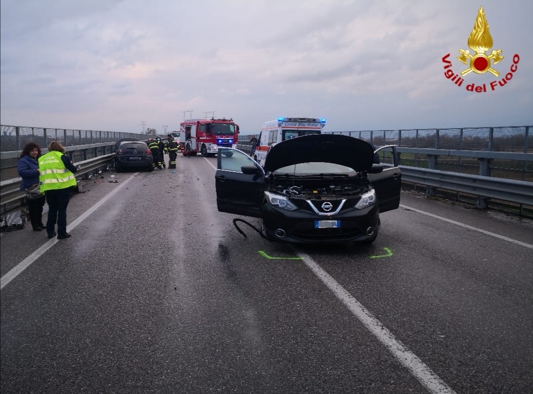 Scontro sulla provinciale 11 a Borgo Vercelli: una persona in ospedale