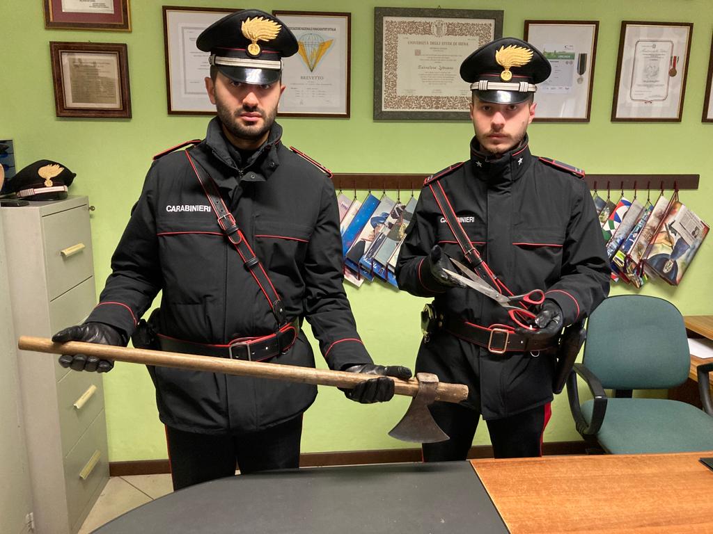 Armato di ascia danneggia muri e oggetti in giro per Santhià. Fermato dai Carabinieri